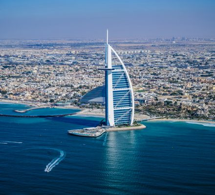 抵达迪拜 ARRIVAL IN DUBAI 抵达迪拜 ARRIVAL IN DUBAI